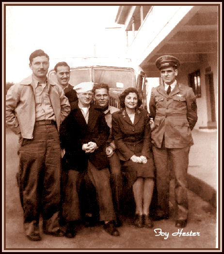Foy Benton Hester with some shipmates during World War II (173752 bytes)