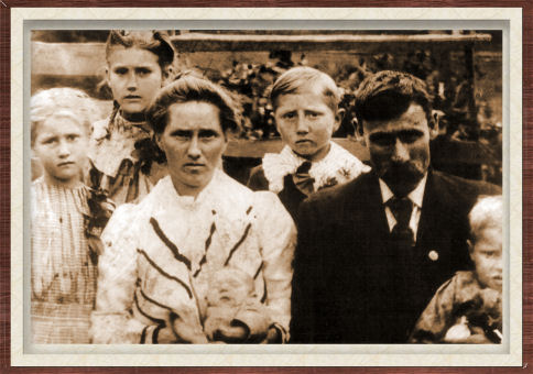 Back left-right:  Cassie, Ethel, and William Hersey Creekmore.  Front left-right:  Lula (Rae) Creekmore holding Gilmer, James Albert, and Clovis Creekmore. (48214 bytes)