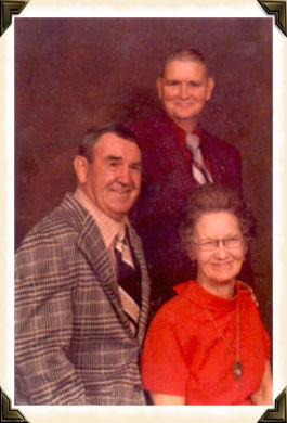 Ray Loanthy and Della Dorothy (DEMPSEY) UNDERWOOD and their son Ray Loanthy UNDERWOOD, Jr. (25185 bytes)