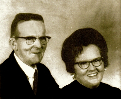 Julius Eugene and Lois Elizabeth (Arnold) Vickery  (103579 bytes)